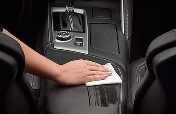 keep car interior clean with wipes