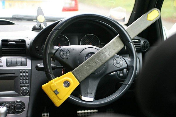 steering wheel locked by a bar