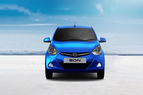  Parking Hyundai Eon on road, Right side review