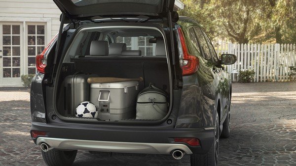Honda CR-V 2018’s boot space with luggage inside, boot lid being open