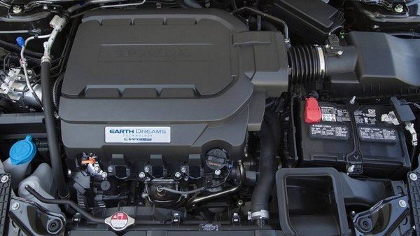 Honda Accord 2018’s EarthDreams engine, under-the-bonnet view, bonnet being open