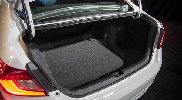 Honda Accord 2018’s boot space, boot lid being open