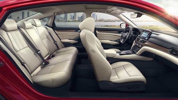 Honda Accord 2018’s cabin, left sideway view, background of buildings and lake