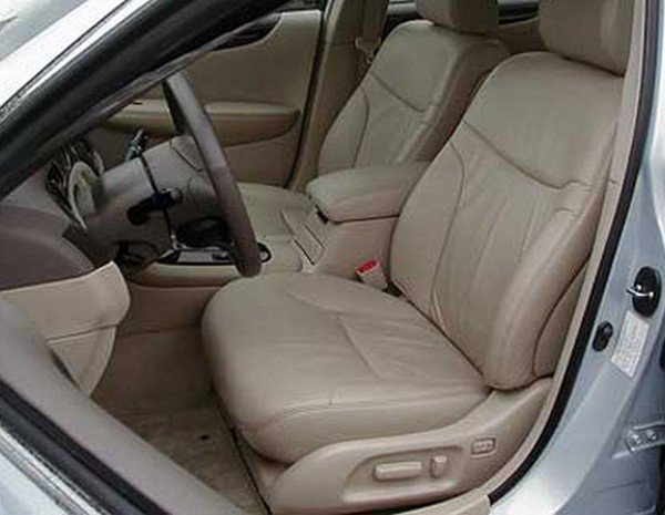 Front seats of 2002 Lexus ES300 
