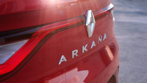 Renault Arkana’s tailgate red color