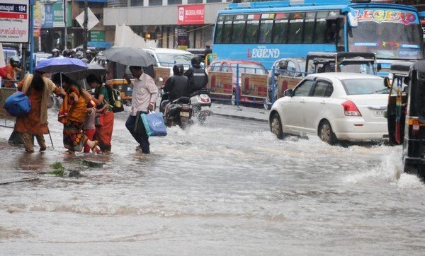 People and vehicles Kerala state in the flood