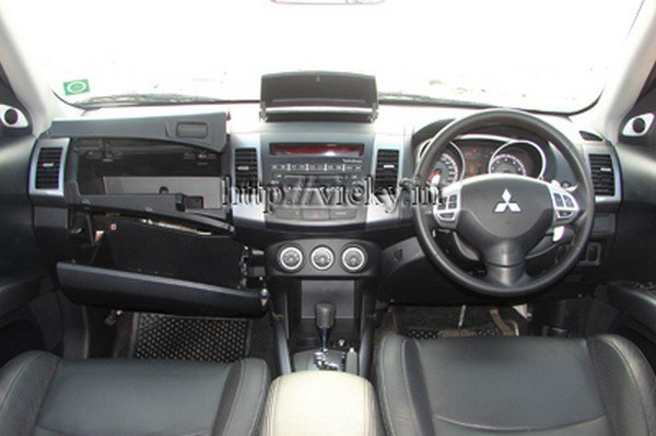 2018 Mitsubishi Outlander interior dashboard