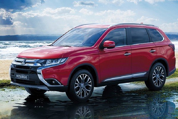 2018 Mitsubishi Outlander red color from front to back nature background