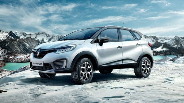 Renault Captur exterior front look natural background