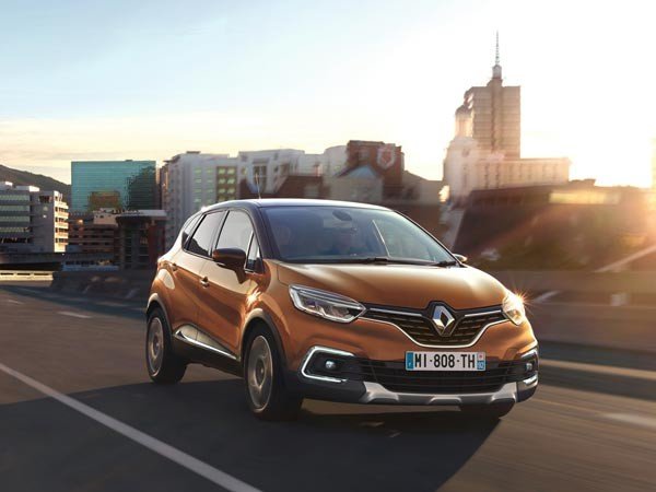 Renault Captur's front face on road