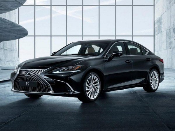 All-new Lexus ES 300h black colour from front to back