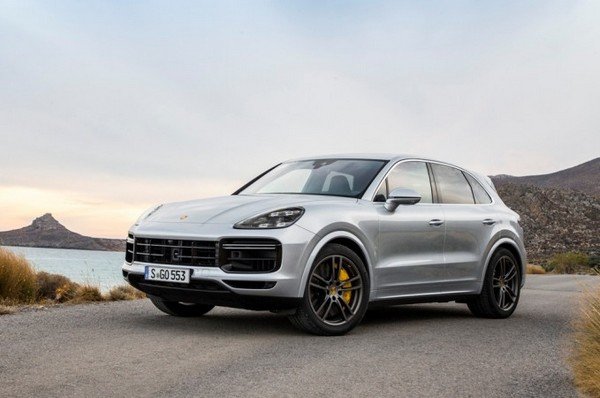 2018 Porche Cayenne Turbo sivel coulour angular look