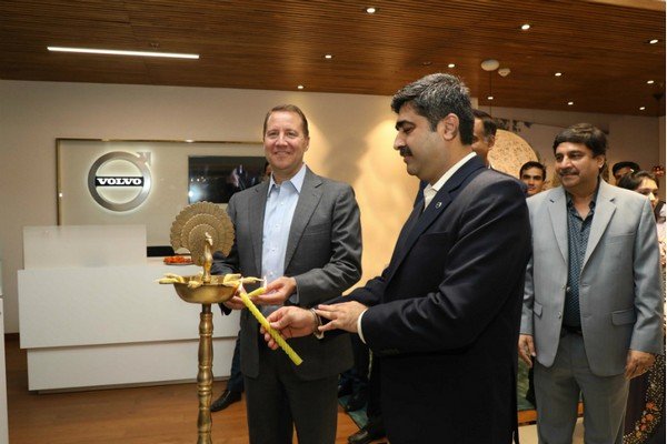 two men cutting the ribbon in opening ceremony