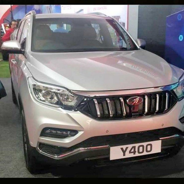 Mahindra XUV700 white color direct front look with two mirrors