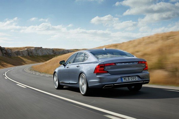 2018 Volvo S90 Momentum silver colour running