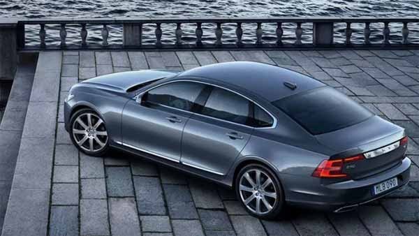 2018 Volvo S90 Momentum black colour shot from up to down 