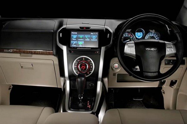 2018 Isuzu MU-X dashboard beige and black colour