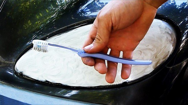 Fixing a car’s headlight filled with moisture with toothpaste