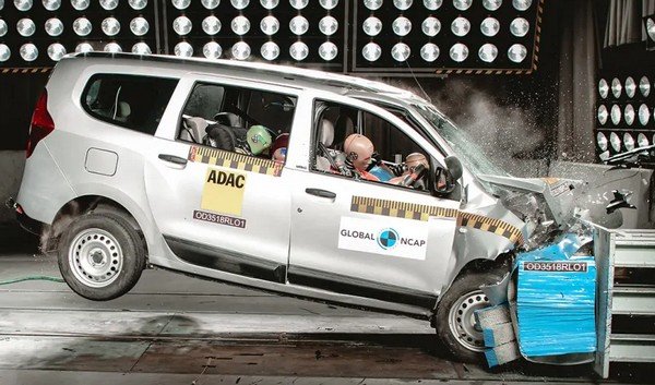 Renault Lodgy imitated in the crash test