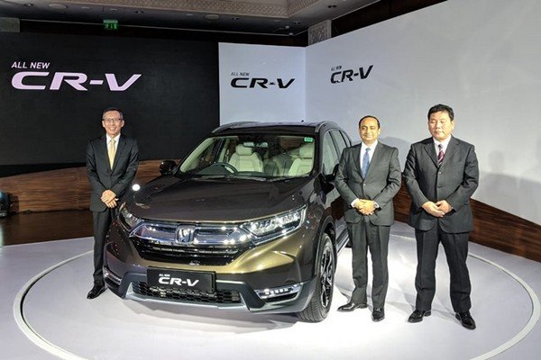 Maruti Suzuki Ciaz at the launch ceremony with four man standing around