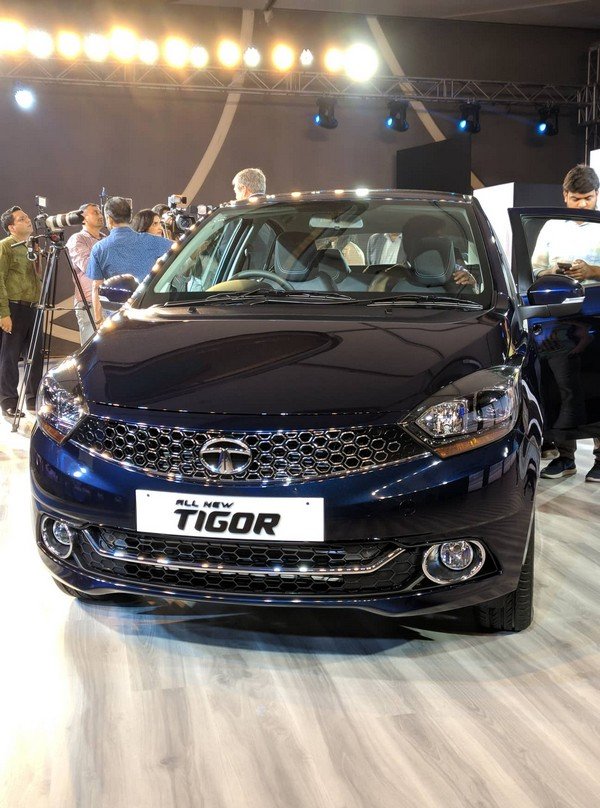 2018 Tata Tigor facelift black colour front look