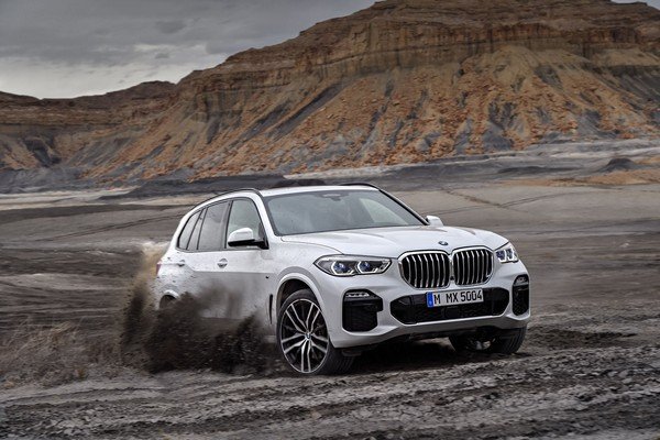 BMW X5 in desert front look