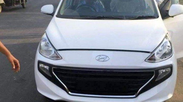 The 2018 Hyundai Santro Asta Trim, Polar white colour, front angular look