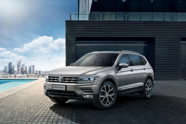 Volkswagen Tiguan side look outside building 