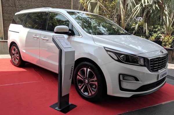  Kia Grand Carnival white colour exterior