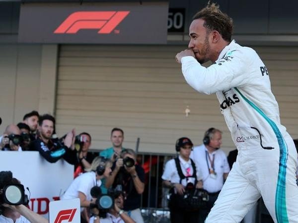 Lewis Hamilton, cheering image