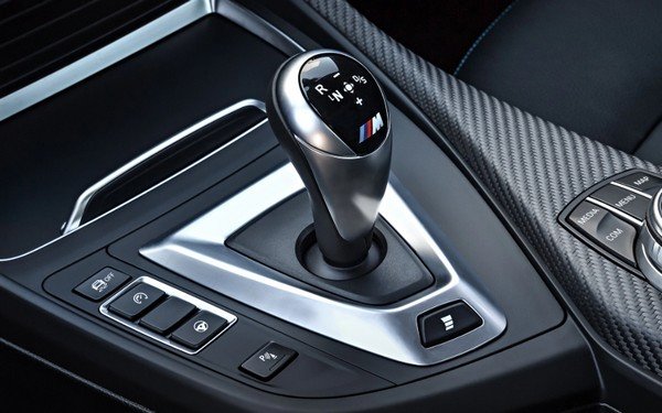 BMW M2 Competition gear stick