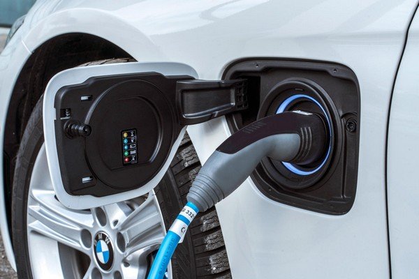 BMW 330e, Plug-in charging port