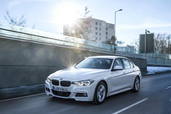BMW 3-Series Plug-in Hybrid, front angular look