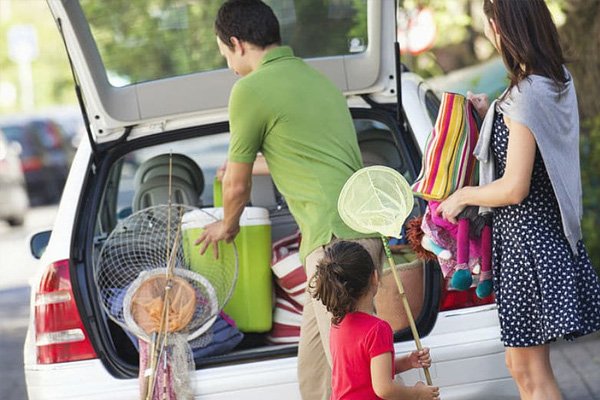 a family is packing their car