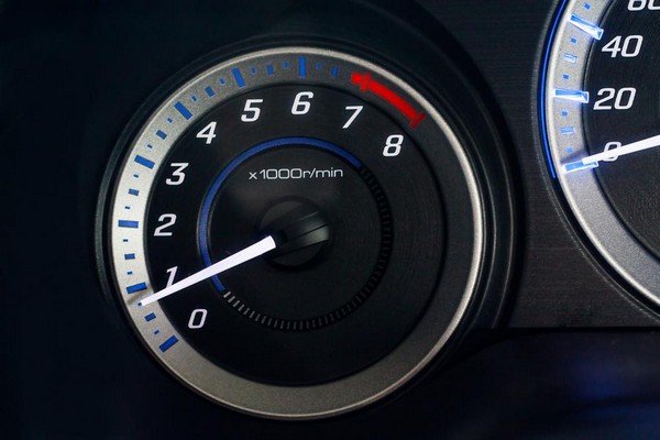 The tachometer mounted on the car