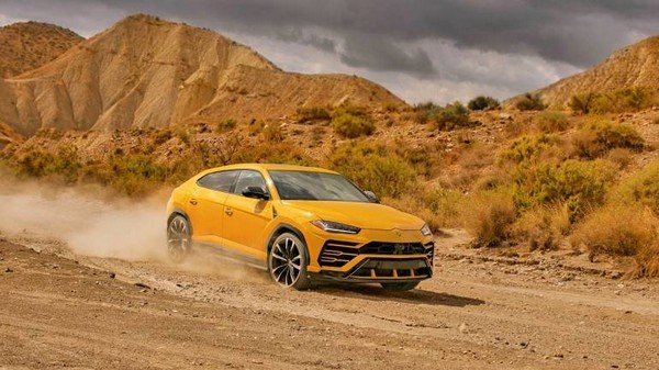 Lamborghini Urus yellow color desert background