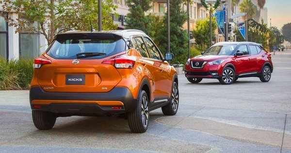 Nissan Kicks 2019 orange and red rear and angular