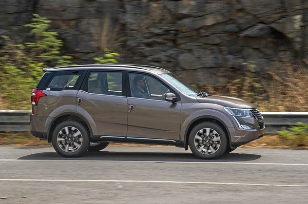 Mahindra XUV500 2018 side look