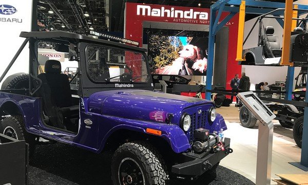 Mahindra Roxor dark blue side at the Detrot Motor Show