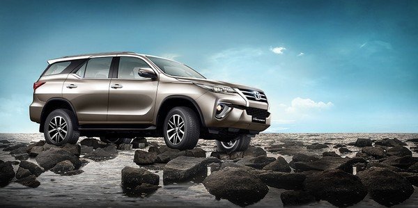 Toyota Fortuner front look and side look off-road