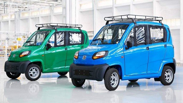 Bajaj Qute electric version blue and green color front look