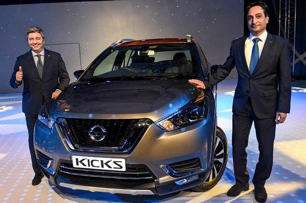 Nissan Kicks 2019 black front between two men