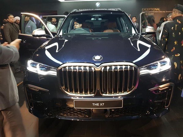 BMW X7 on show, front look