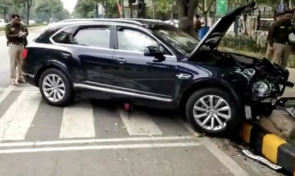 Bentley Bentayga accident