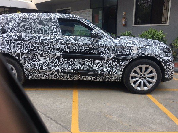 Range Rover spy on road test