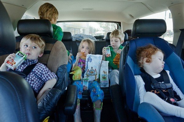 Kids eating snacks in car