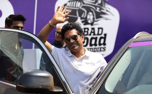 Sachin Tendulka waving hands at the car door