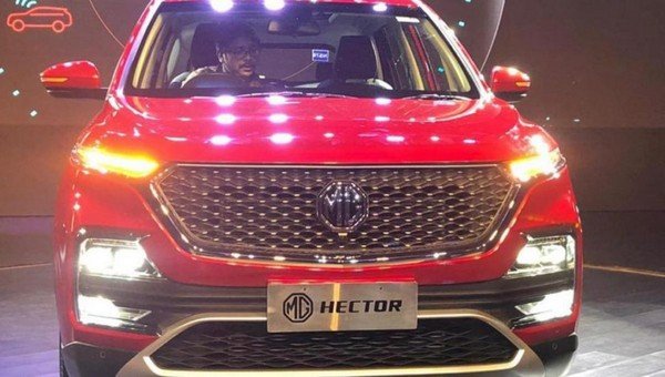 mg hector red front angle