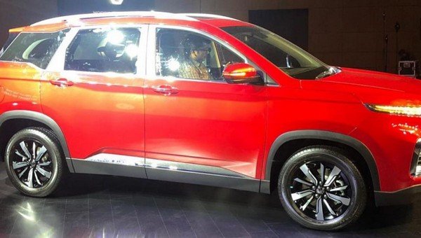 mg hector red side angle