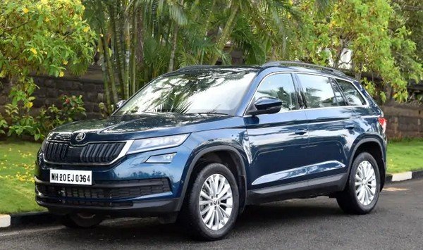 2017 skoda kodiaq dark blue side profile angle